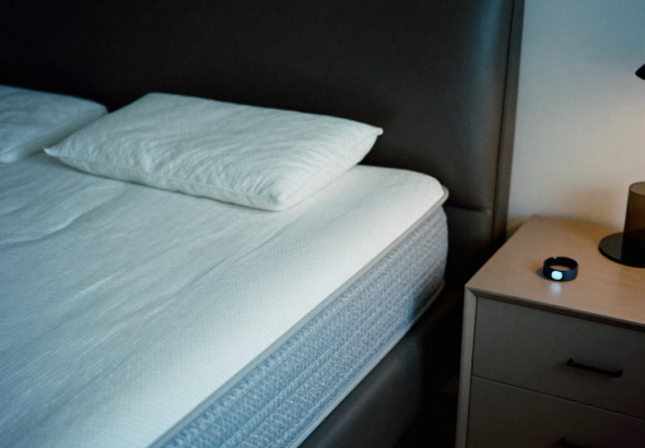 freepik__35mm-film-photography-modern-bedroom-with-smart-ma__99210